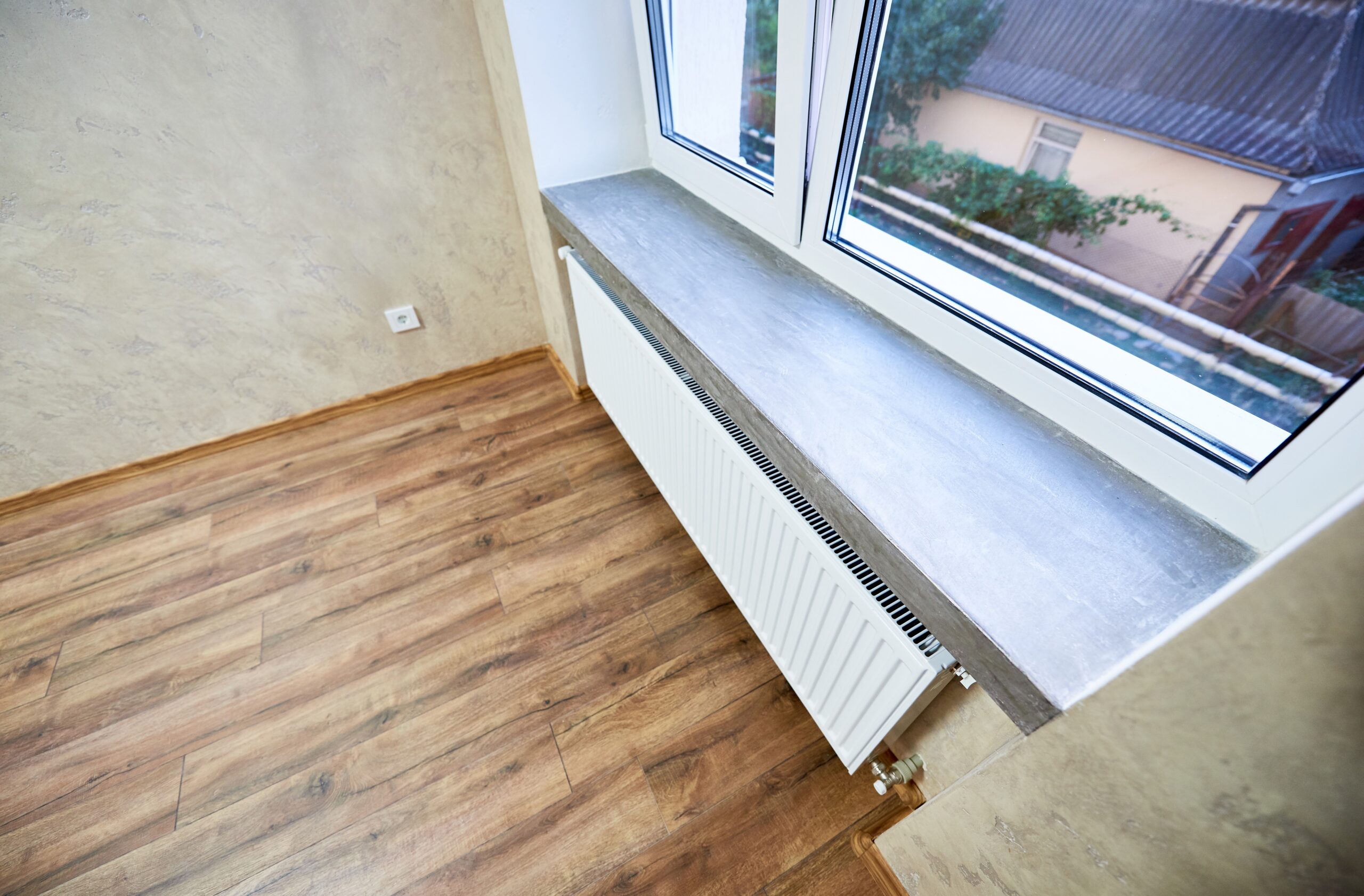 Room in apartment before and after renovation works