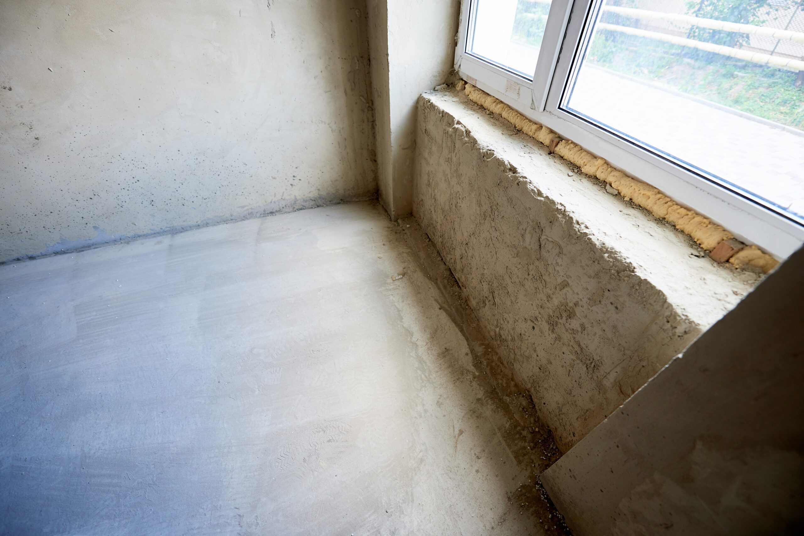 Room in apartment before and after renovation works